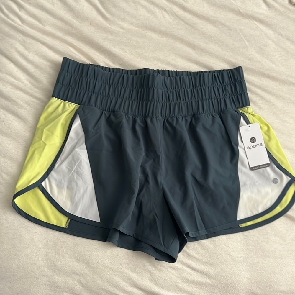 Apana Yoga Lifestyle shorts size XL